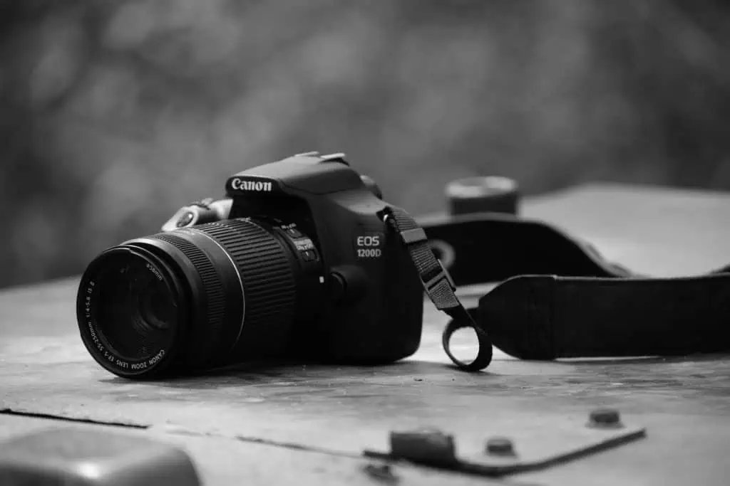 Canon EOS 單眼相機置於桌面上