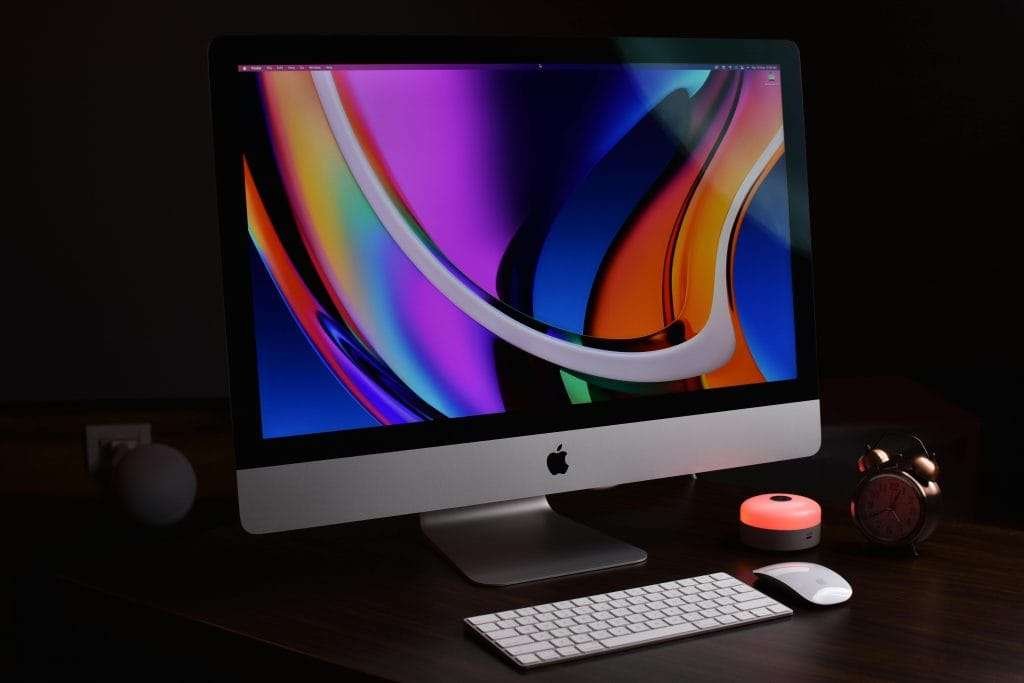 銀色 iMac 螢幕呈現高解析畫面