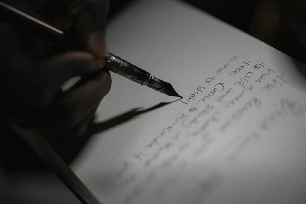 近拍鋼筆書寫瞬間,字跡逐漸成形