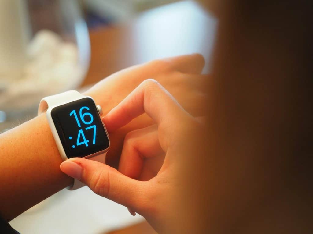 手戴Apple Watch,藍色數字螢幕清晰