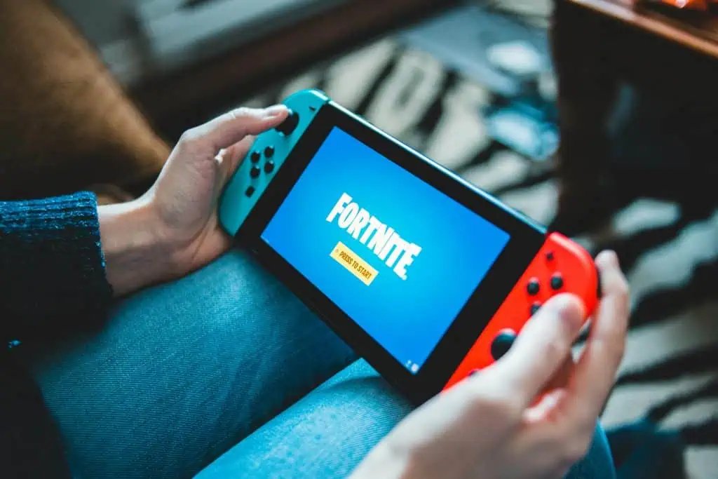 玩家手持Switch啟動FORTNITE遊戲