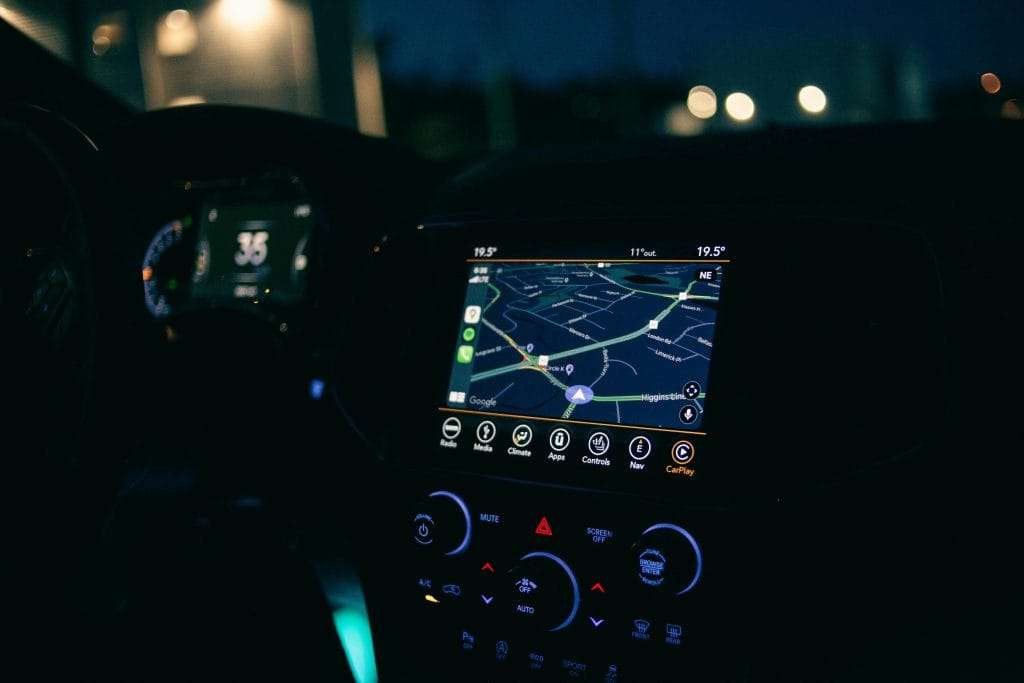 夜晚開車用衛星導航指引方向