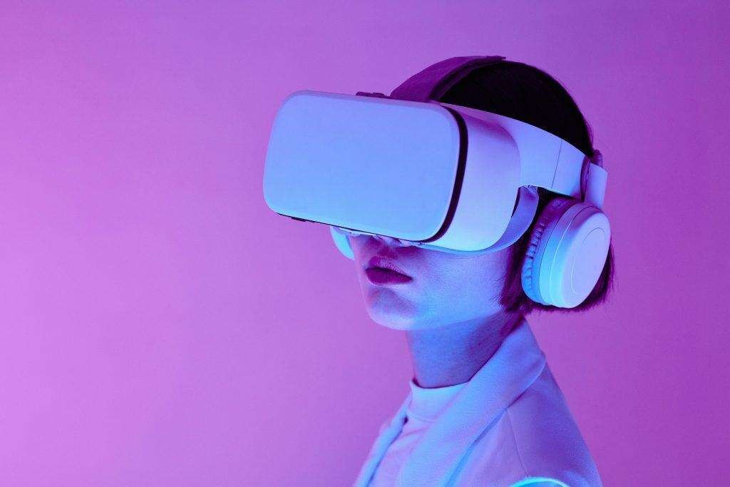 一名女子在體驗未來感十足的VR