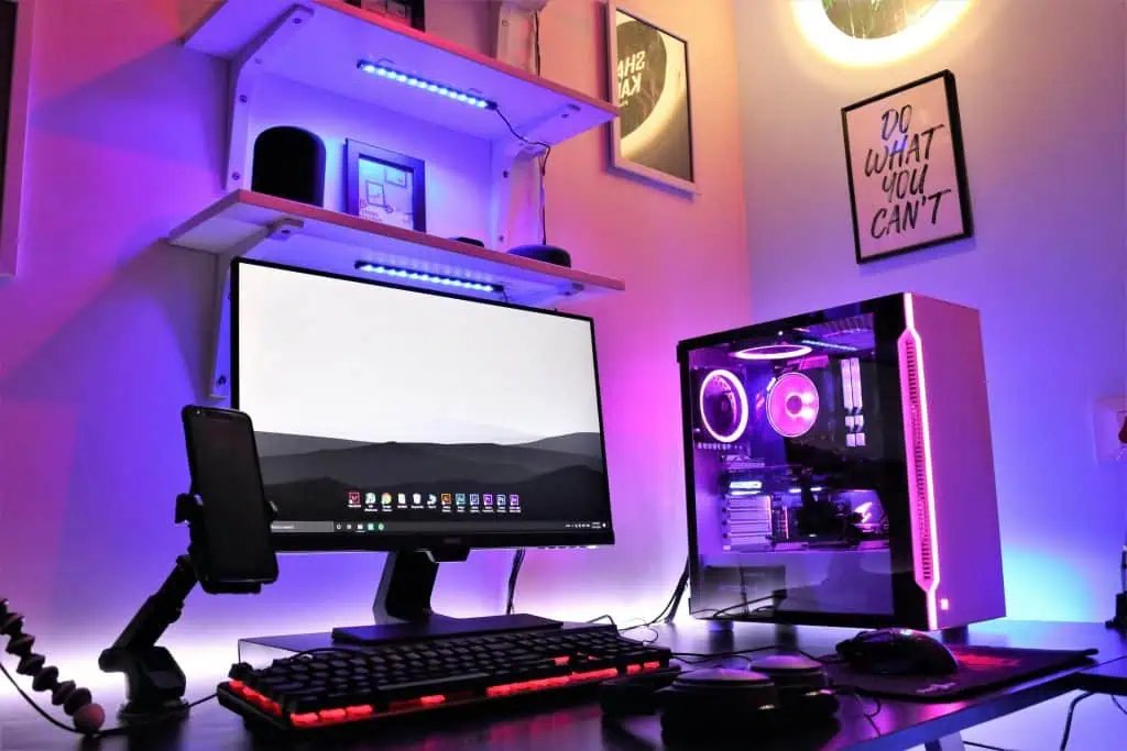 桌機主機與螢幕展現 RGB 光效