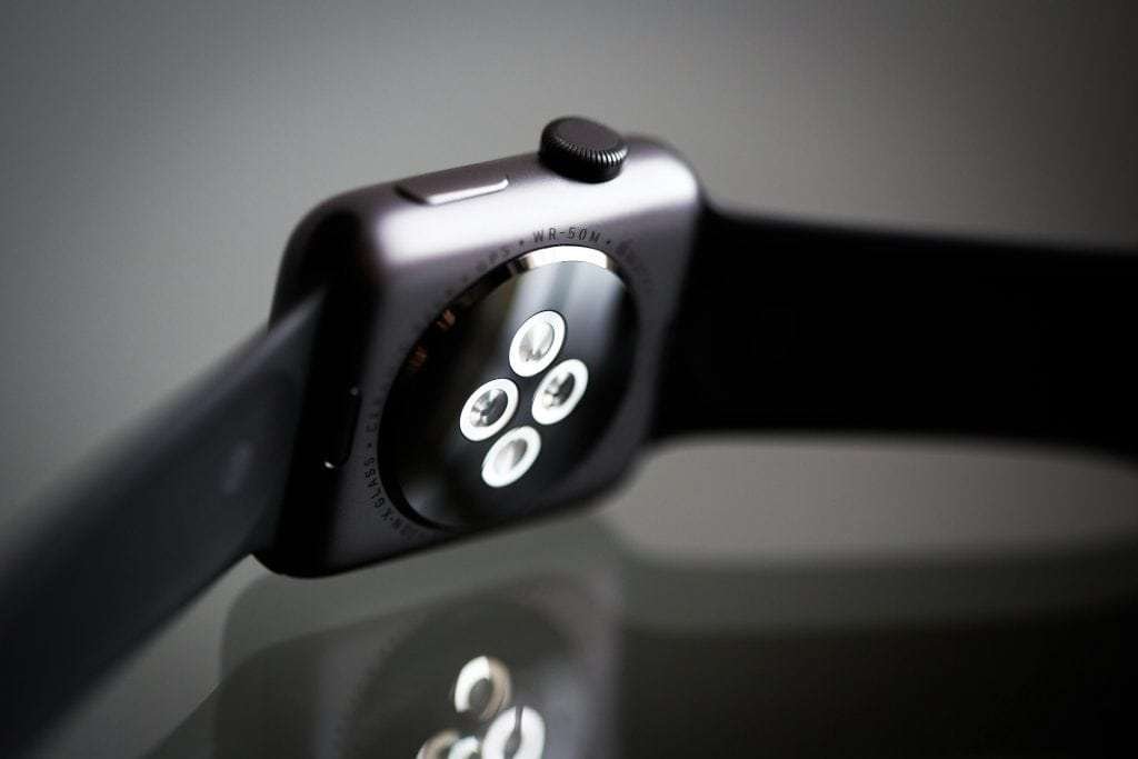 展示 Apple Watch 背面感測設計