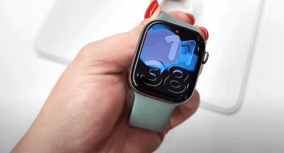 手上拿著一隻新款的Apple Watch SE