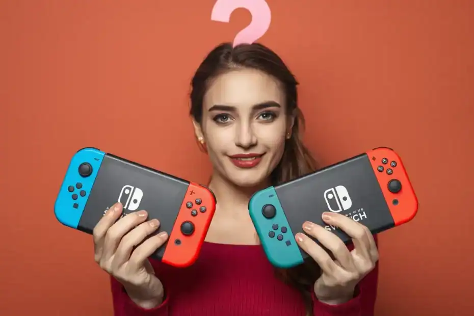 女子手拿兩台Switch 猶豫該買哪一台